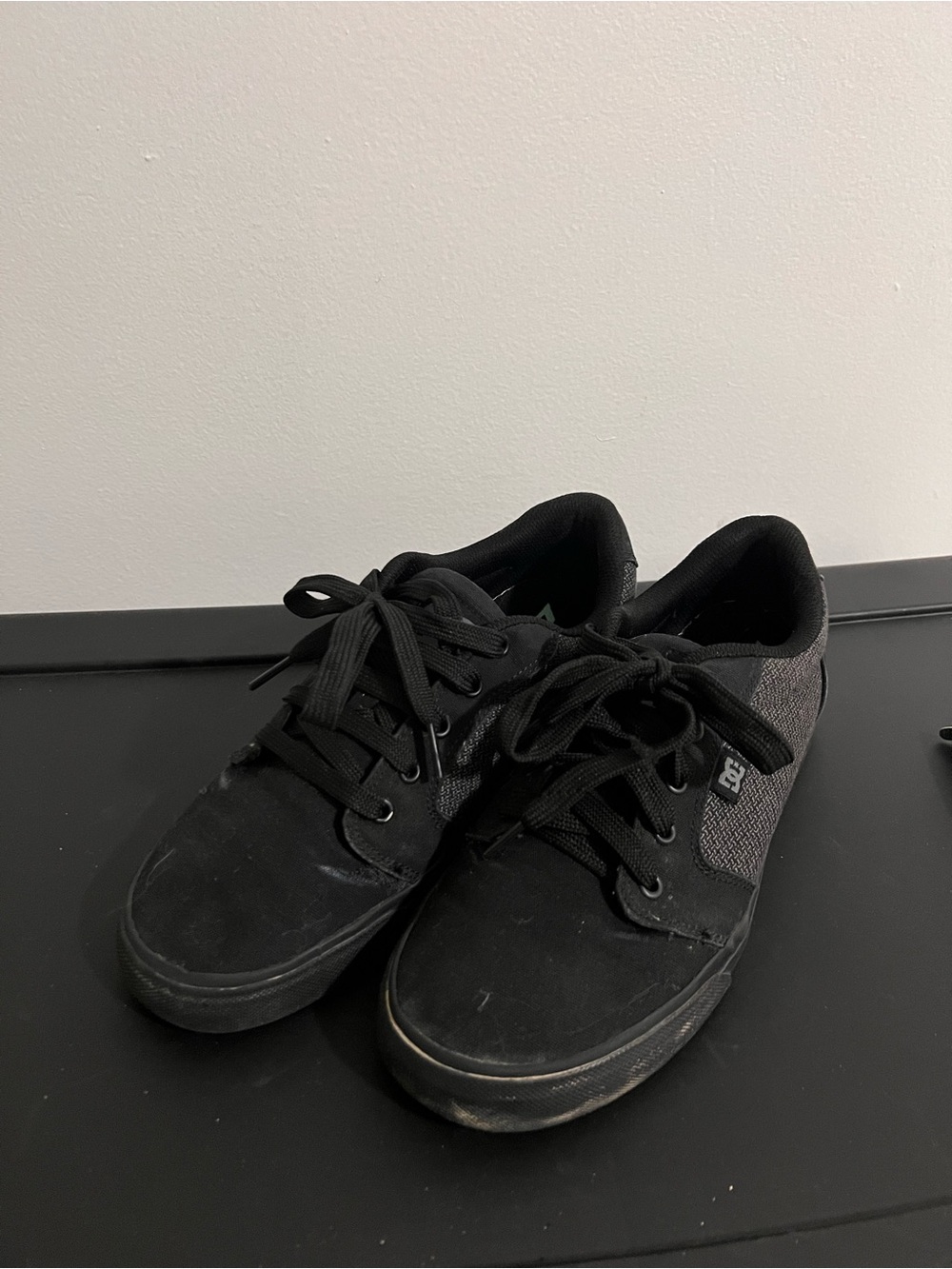 DC men Black Low-Top Skate Sneaker